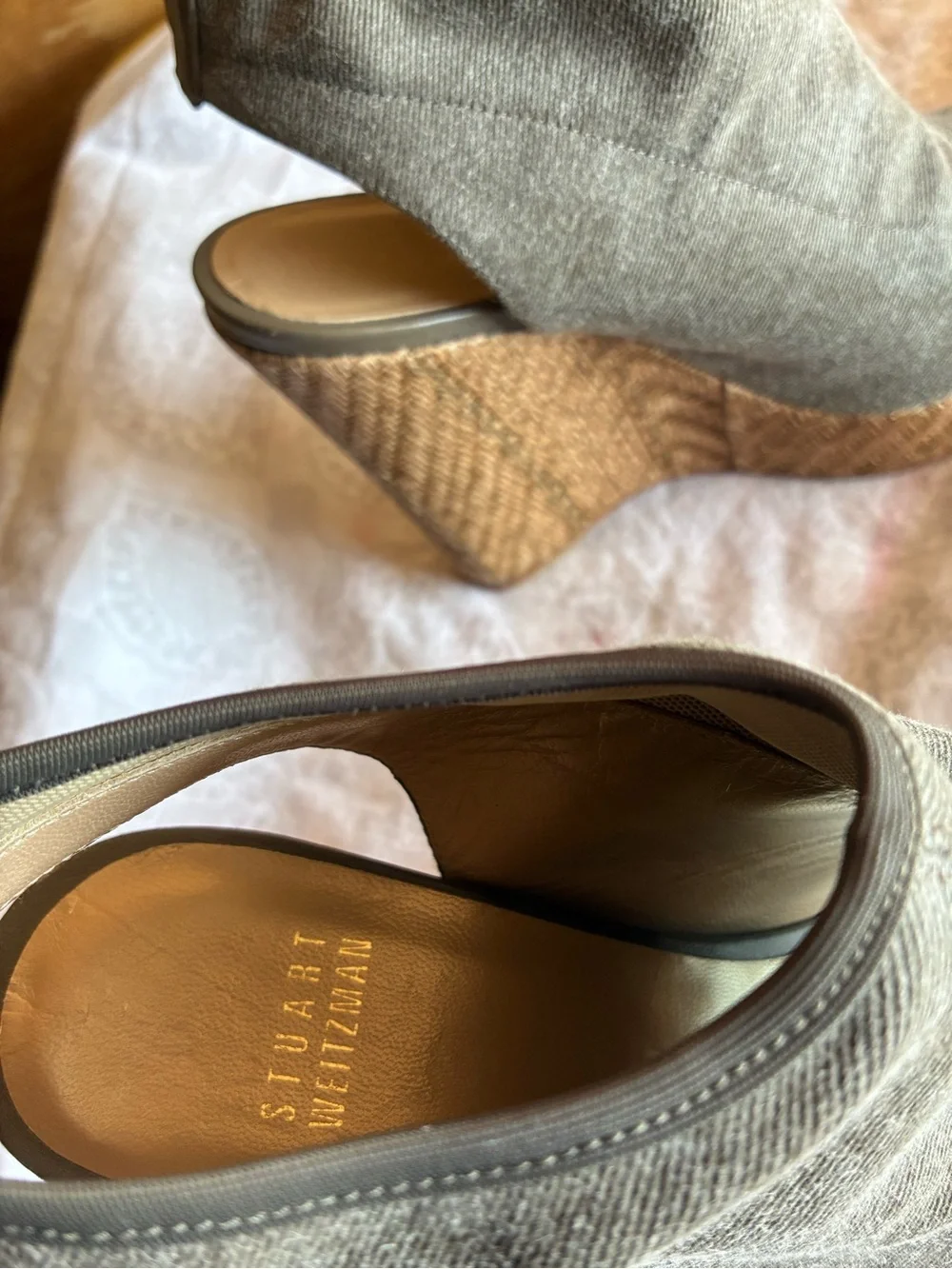 Stuart Weitzman Olive Fabric Peep-Toe Wedge Sandals Size 8 - Picture 4 of 7
